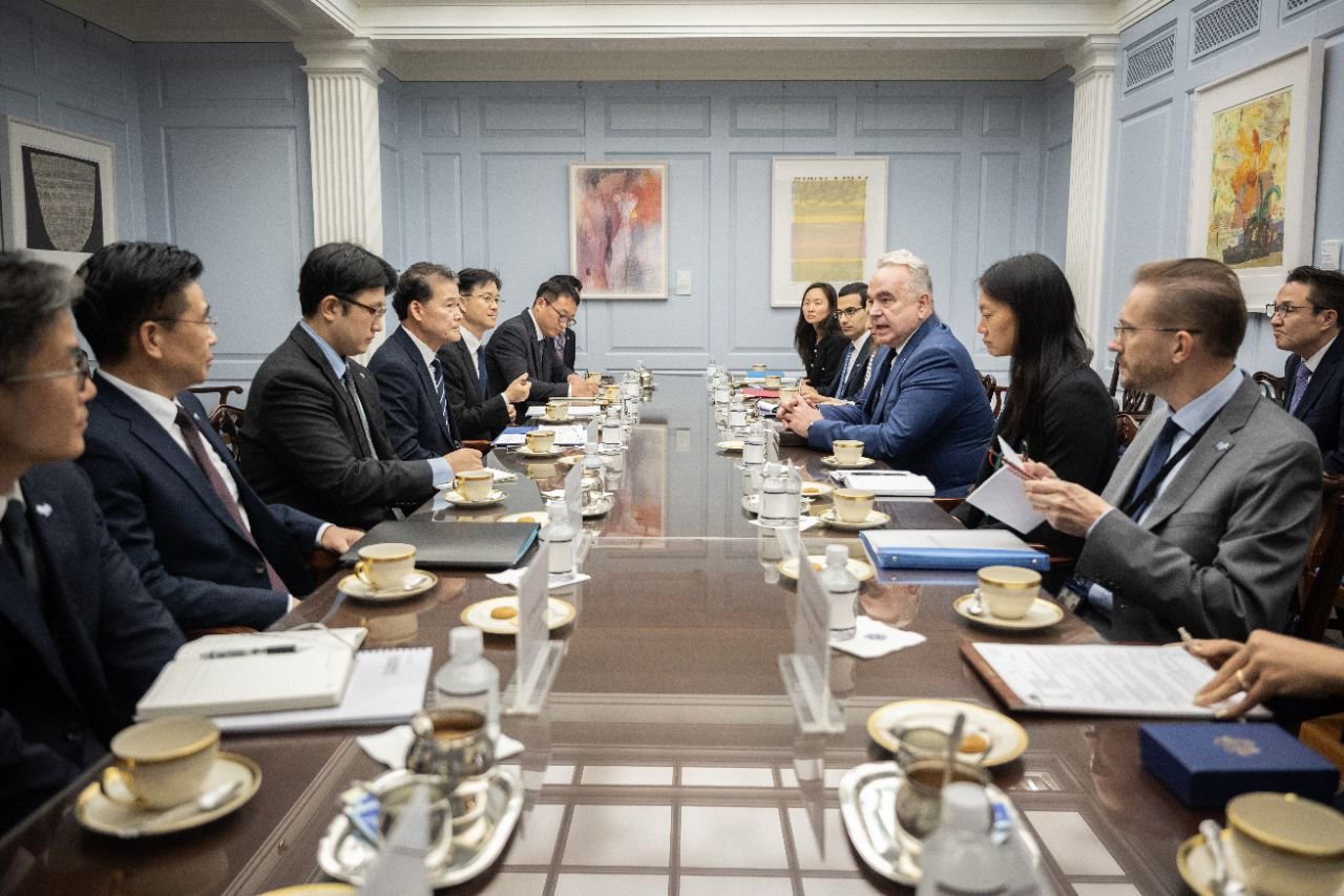 South Korea's Unification Minister Kim Yung-ho (fourth from the right, left side) listens to US Deputy Secretary of State Kurt Campbell (third from the right, right side) during a meeting in Washington on Monday. (Ministry of Unification)