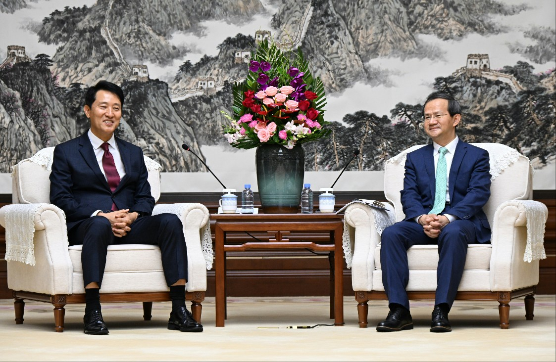 Seoul Mayor Oh Se-hoon meets with his Beijing counterpart, Yin Yong, at the government complex in Beijing on Wednesday. (Seoul metropolitan government)